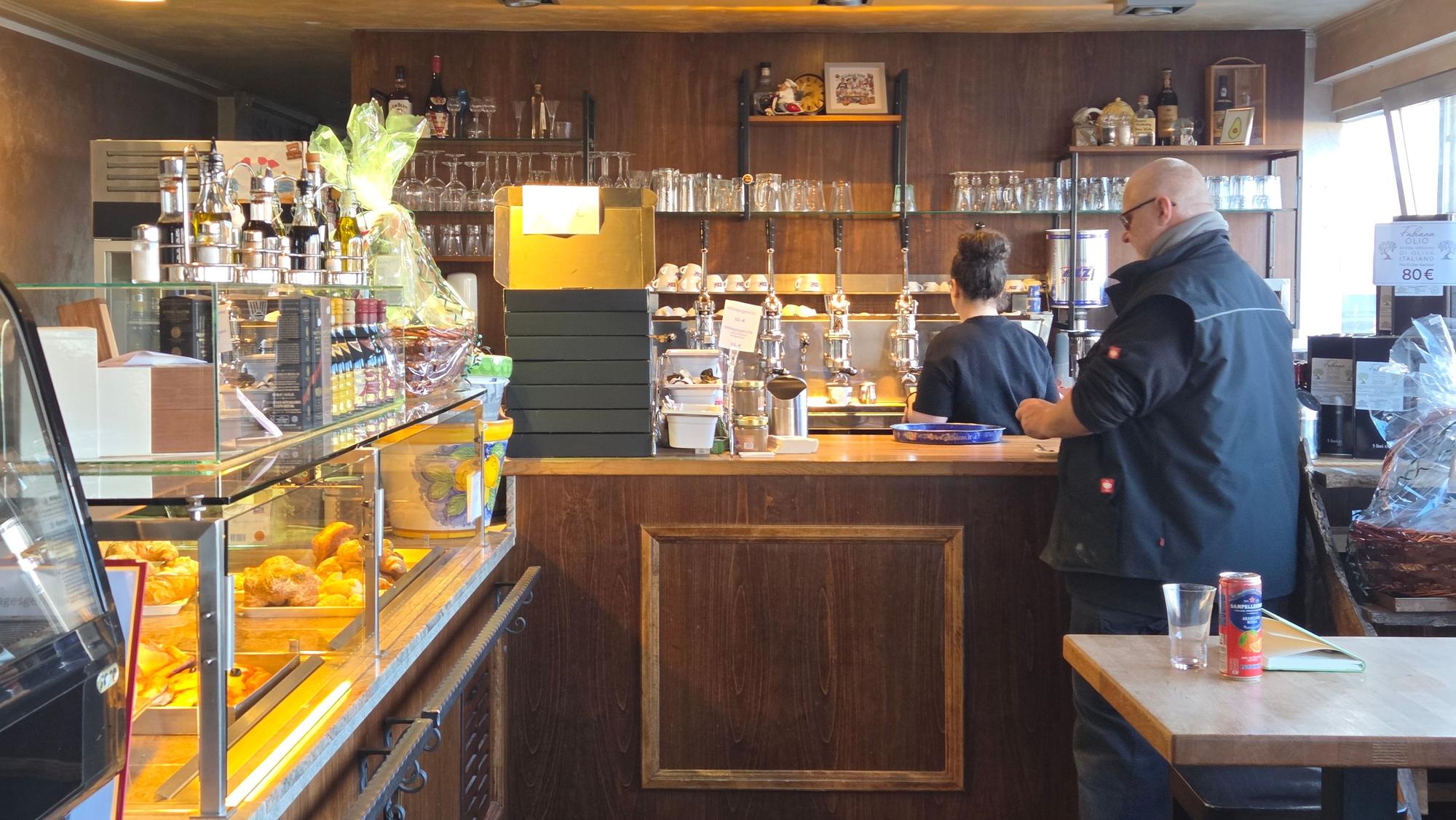 Im Voraum des Backbetriebs befindet sich ein uriges, gemütliches Café. Dahiniter liegt die große Produktionshalle.