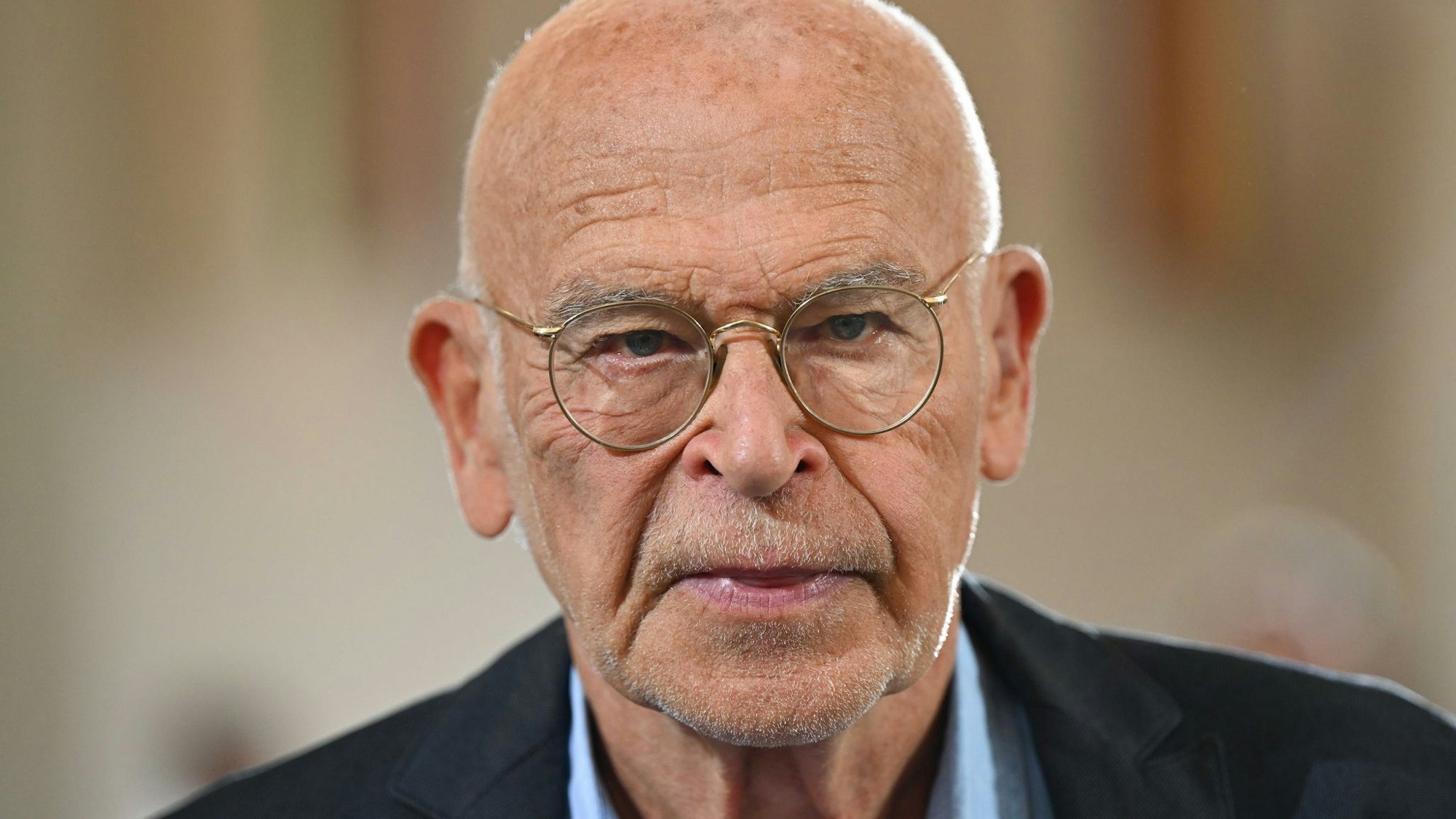 Günter Wallraff stellt sich angesichts der Pläne für die Erhebung von Eintrittsgeldern für den Kölner Dom die Frage, wie man Touristen und Betende auseinanderhalten will. (Archivbild)