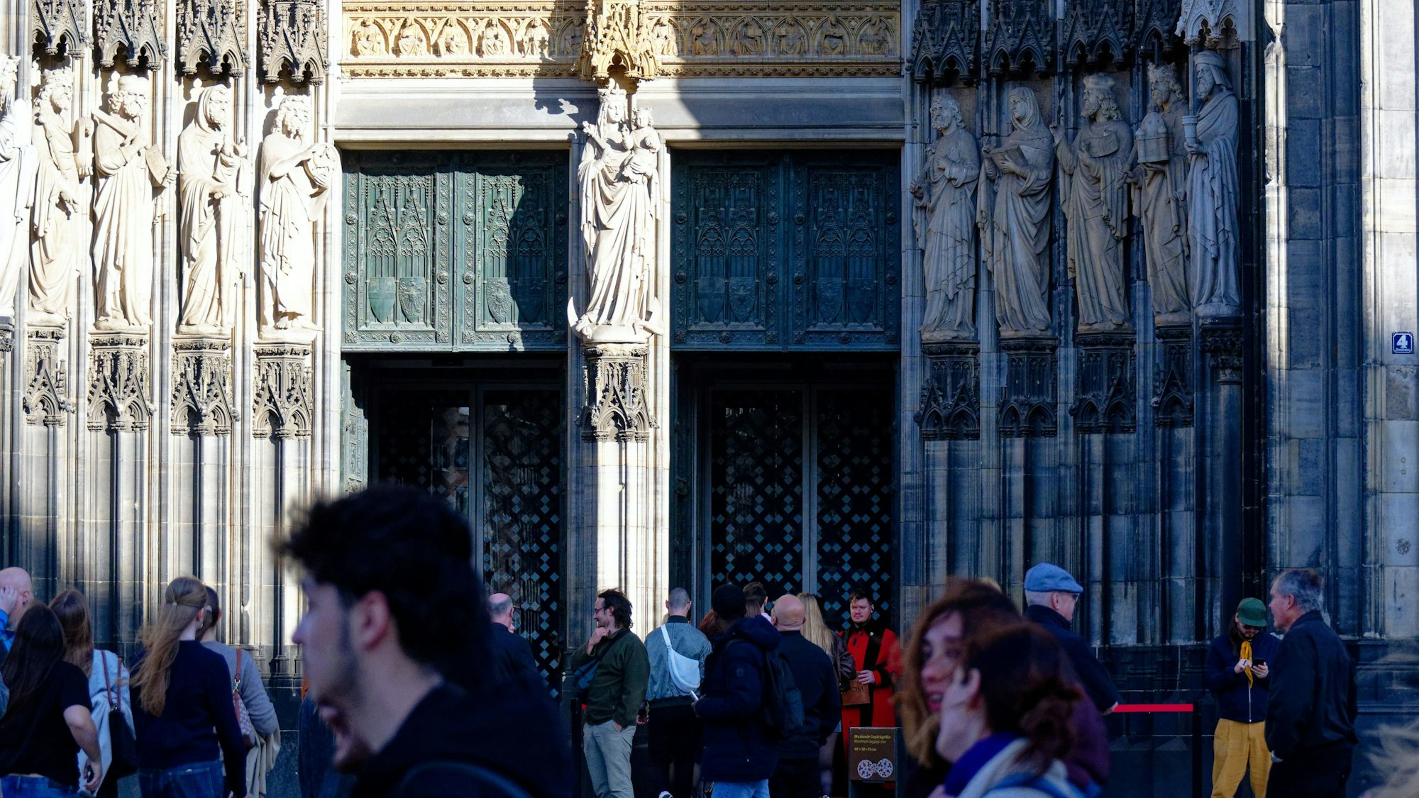 Der Kölner Dom wird Touristen in Zukunft Eintritt kosten.
