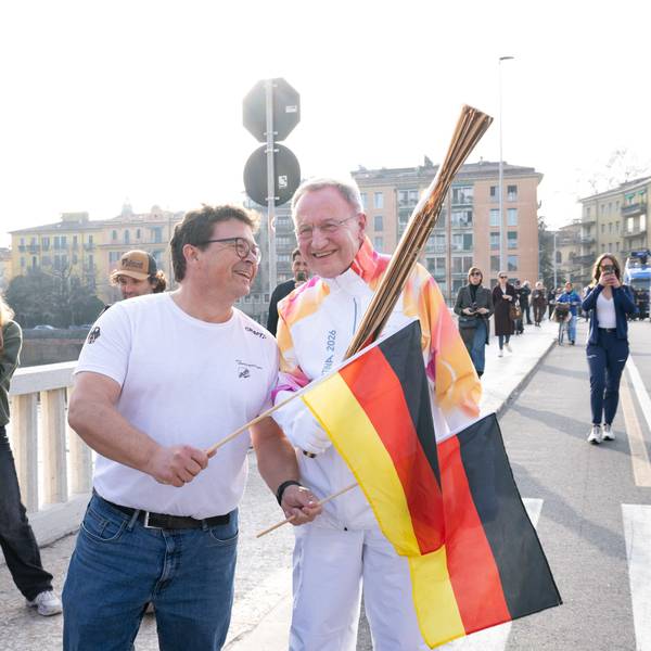 Friedhelm Julius Beucher, Beucher, Ehrenpräsident des Deutschen Behindertensportverbandes (DBS), mit dem Paralympischen Feuer in Verona.