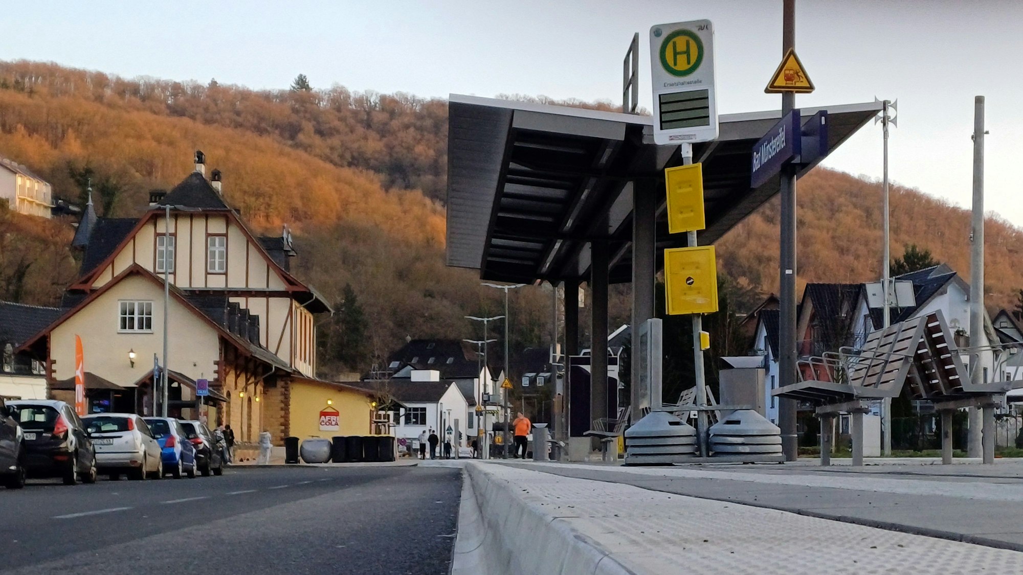 Das Bild zeigt eine Bushaltestelle am Bad Münstereifeler Bahnhof.