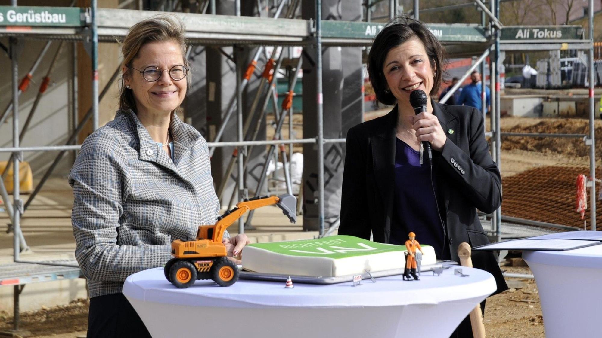 Zwei Frauen stehen an einem Stehtisch.