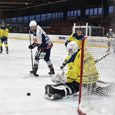 Von Wiehl geschossen, geht der Puck Richtung des Essener Goalies.