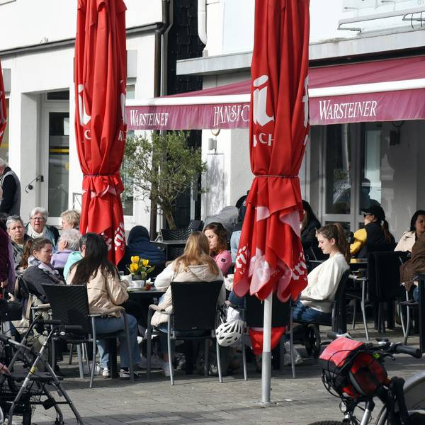 Das gute Wetter lockt aktuell viele in die Außengastronomie, so wie hier auf dem Wipperfürther Marktplatz.