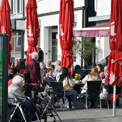 Das gute Wetter lockt aktuell viele in die Außengastronomie, so wie hier auf dem Wipperfürther Marktplatz.