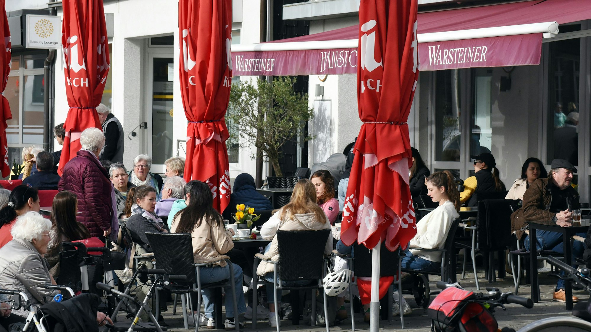 Das gute Wetter lockt aktuell viele in die Außengastronomie, so wie hier auf dem Wipperfürther Marktplatz.