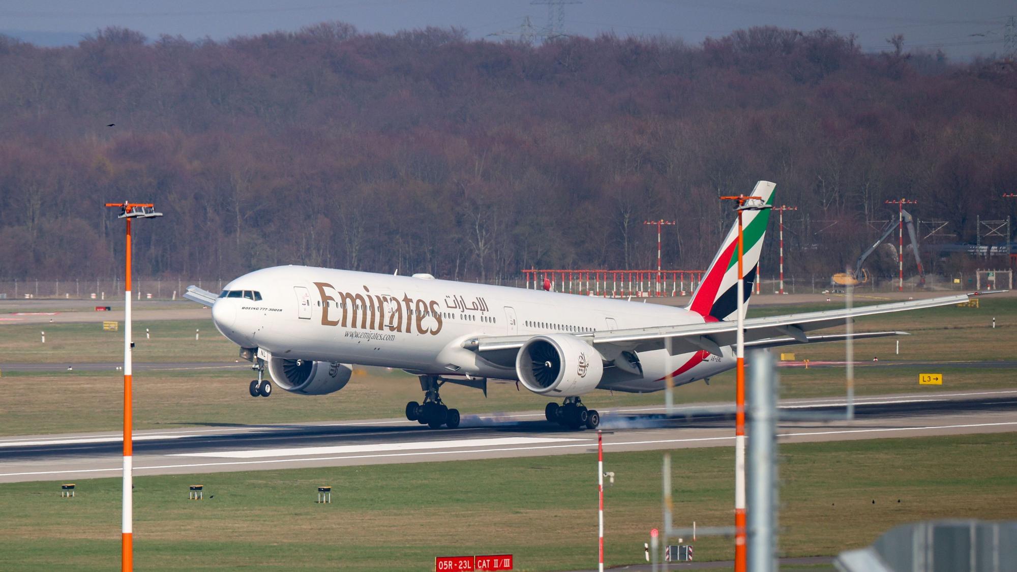 Eine Boeing 777 der Fluglinie Emirates aus Dubai landet am Flughafen.