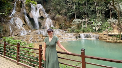 Glücklichere Tage: Silja Adolphs aus der Nümbrechter Ortschaft Benroth am Kuang Si-Wasserfall in Laos. In dem Land hat die 33-Jährige zunächst festgesessen.