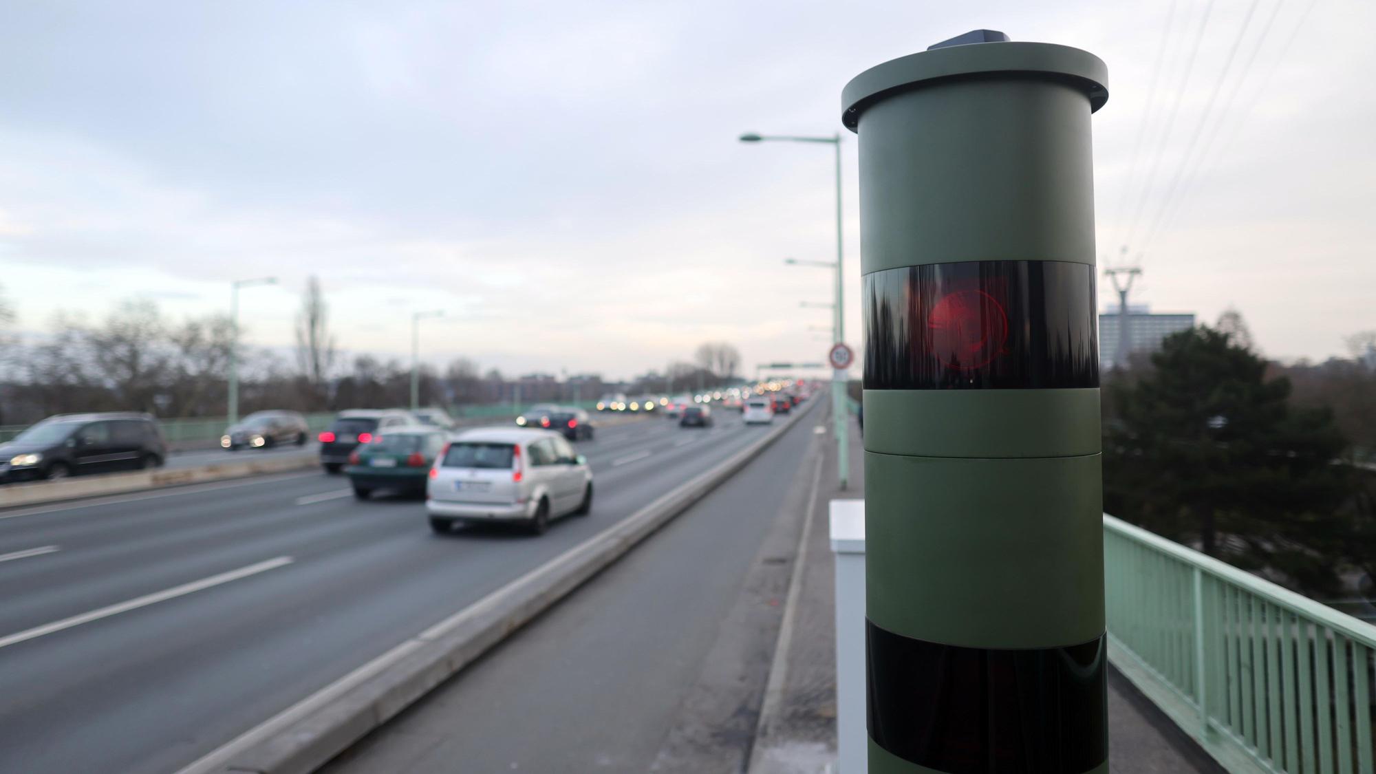 Neue Geschwindigkeitsmessanlage auf der Kölner Zoobrücke