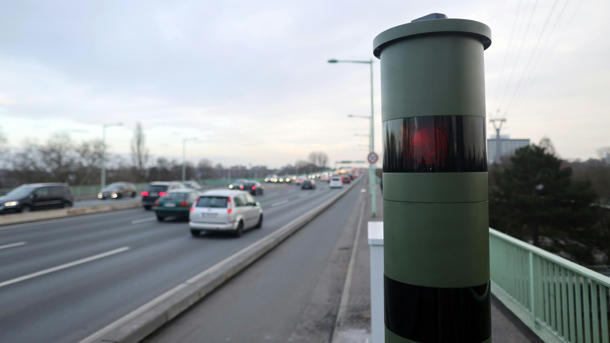 Neue Geschwindigkeitsmessanlage auf der Kölner Zoobrücke