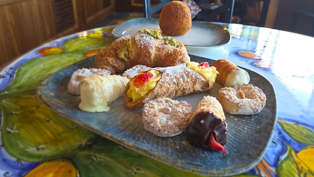 Neben Brot ist der Familienbetrieb auf italienische süße Gebäckwaren spezialisiert: Pasticcini, mit verschiedenen Füllungen.