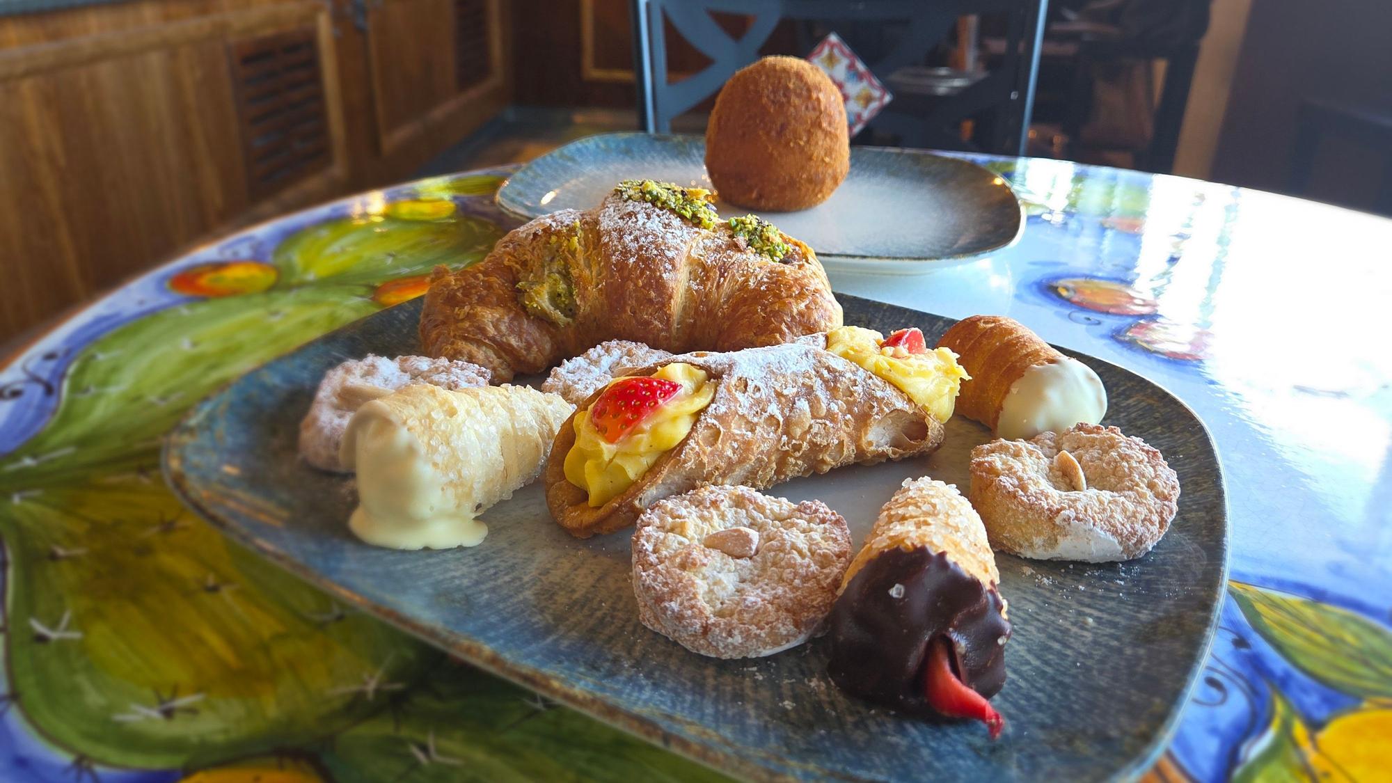 Neben Brot ist der Familienbetrieb auf italienische süße Gebäckwaren spezialisiert: Pasticcini, mit verschiedenen Füllungen.