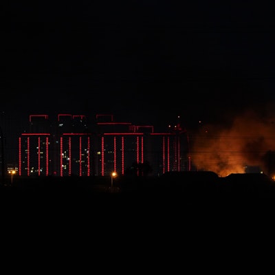 Rauch und Flammen steigen in der Nähe des internationalen Flughafens von Erbil nach Explosionen auf, nachdem die Luftabwehrsysteme intensive Abfangoperationen durchgeführt haben.