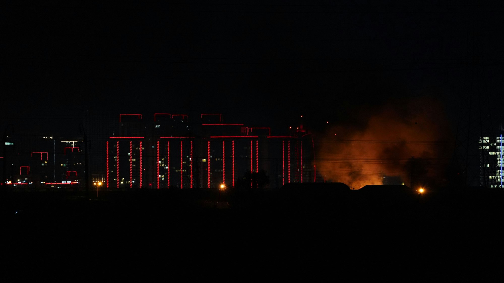 Rauch und Flammen steigen in der Nähe des internationalen Flughafens von Erbil nach Explosionen auf, nachdem die Luftabwehrsysteme intensive Abfangoperationen durchgeführt haben.