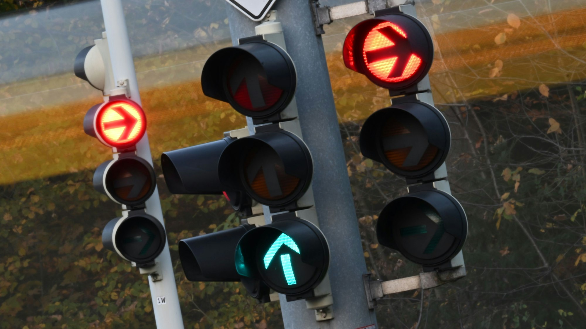 Verkehrsampeln leuchten in rot und grün. (Symbolbild)
