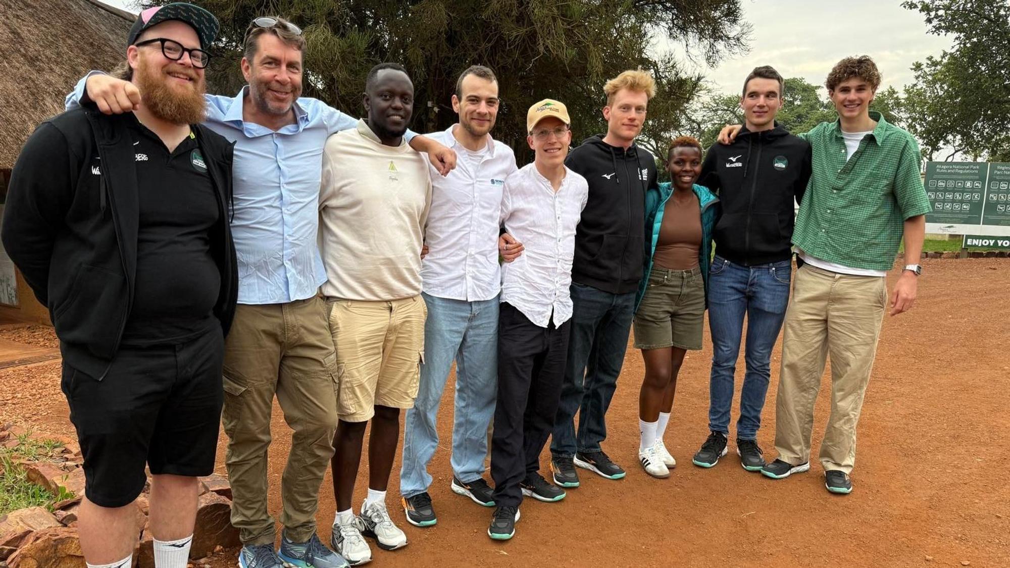 Tour de Ruanda: Julian Borresch mit seinen Kollegen auf Safari