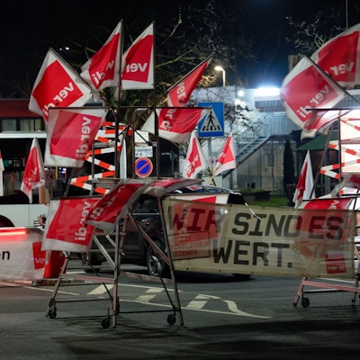 Flaggen weisen vor dem Betriebshof Nord der Kölner Verkehrs-Betriebe auf einen Warnstreik hin. (Archivbild)