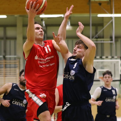 Tobias Kehren (l.) versucht den Ball über Jan Züll hinweg zu werfen.