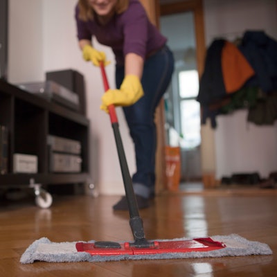 Putzen ist auch 2026 oft noch Frauensache - auch wenn Frauen erwerbstätig sind.