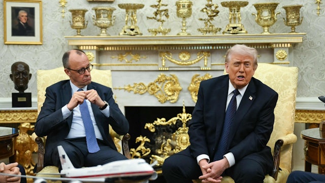 Bundeskanzler Friedrich Merz (CDU, l.) zusammen mit US-Präsident Donald Trump im Weißen Haus. (Archivbild)
