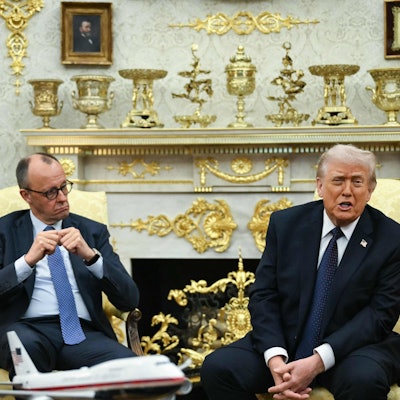 Bundeskanzler Friedrich Merz (CDU, l.) zusammen mit US-Präsident Donald Trump im Weißen Haus. (Archivbild)