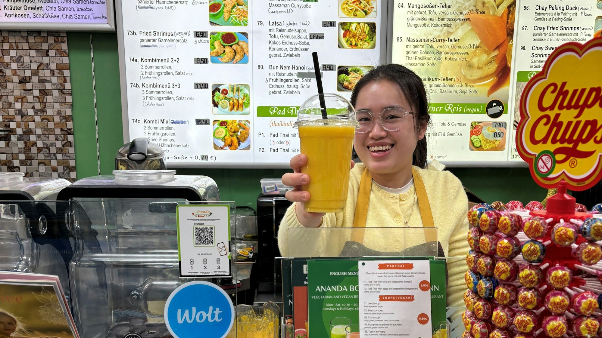 Ananda-Mitarbeiterin Thi Phuong Nguyen präsentiert einen Mix aus Grapefruit, Zitrone und Orange .