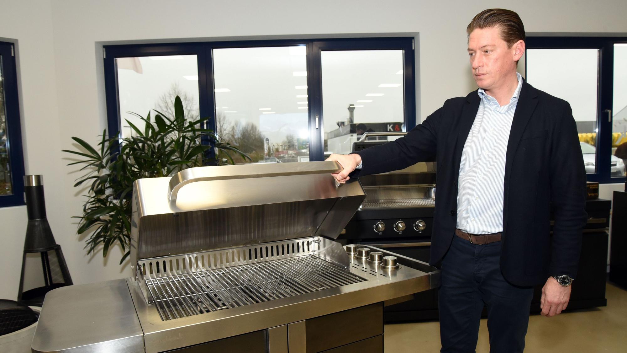 Geschäftsführer Pierre Buschbeck führt den den ersten eigenen Gasgrill aus dem Hause Buschbeck vor. Dieser kommt zu Beginn der neuen Grillsaison auf dem Markt und soll sich von den Produkten anderer Hersteller deutlich abheben.