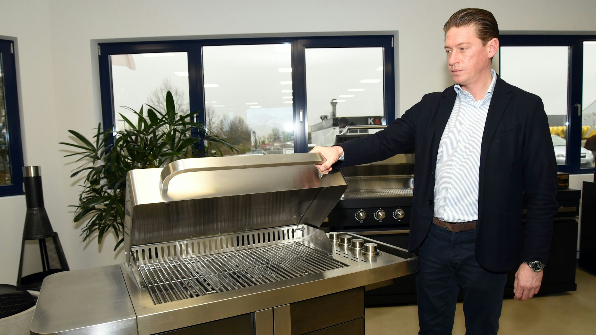 Geschäftsführer Pierre Buschbeck führt den den ersten eigenen Gasgrill aus dem Hause Buschbeck vor. Dieser kommt zu Beginn der neuen Grillsaison auf dem Markt und soll sich von den Produkten anderer Hersteller deutlich abheben.