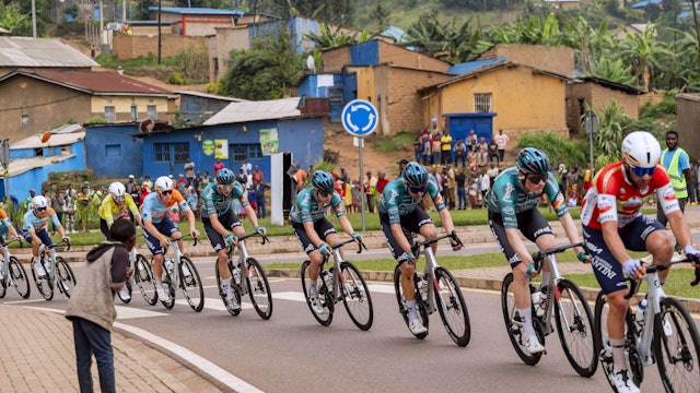 Tour de Ruanda: Julian Borresch mit seinen Kollegen auf Safari.