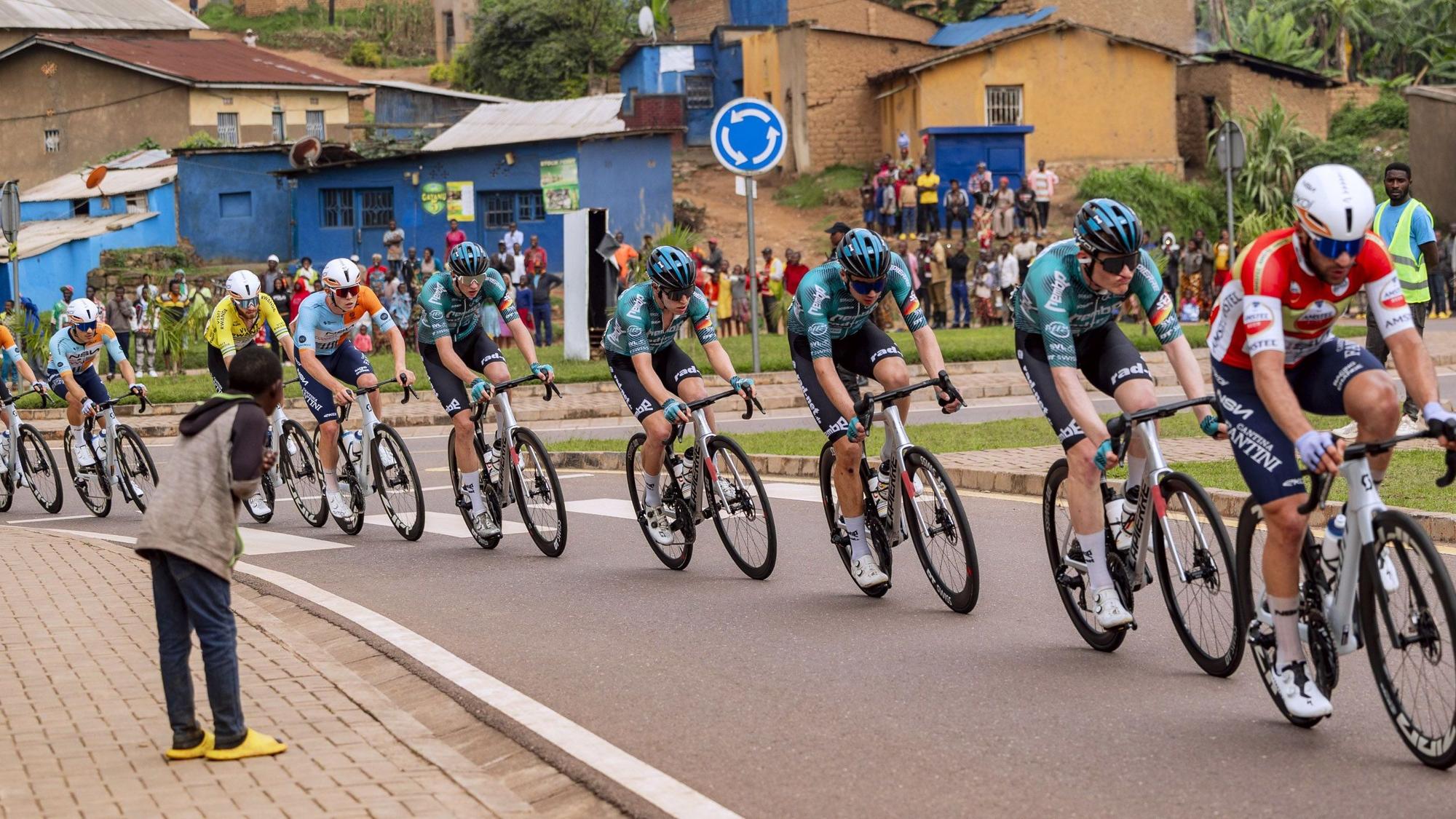 Tour de Ruanda: Julian Borresch mit seinen Kollegen auf Safari.