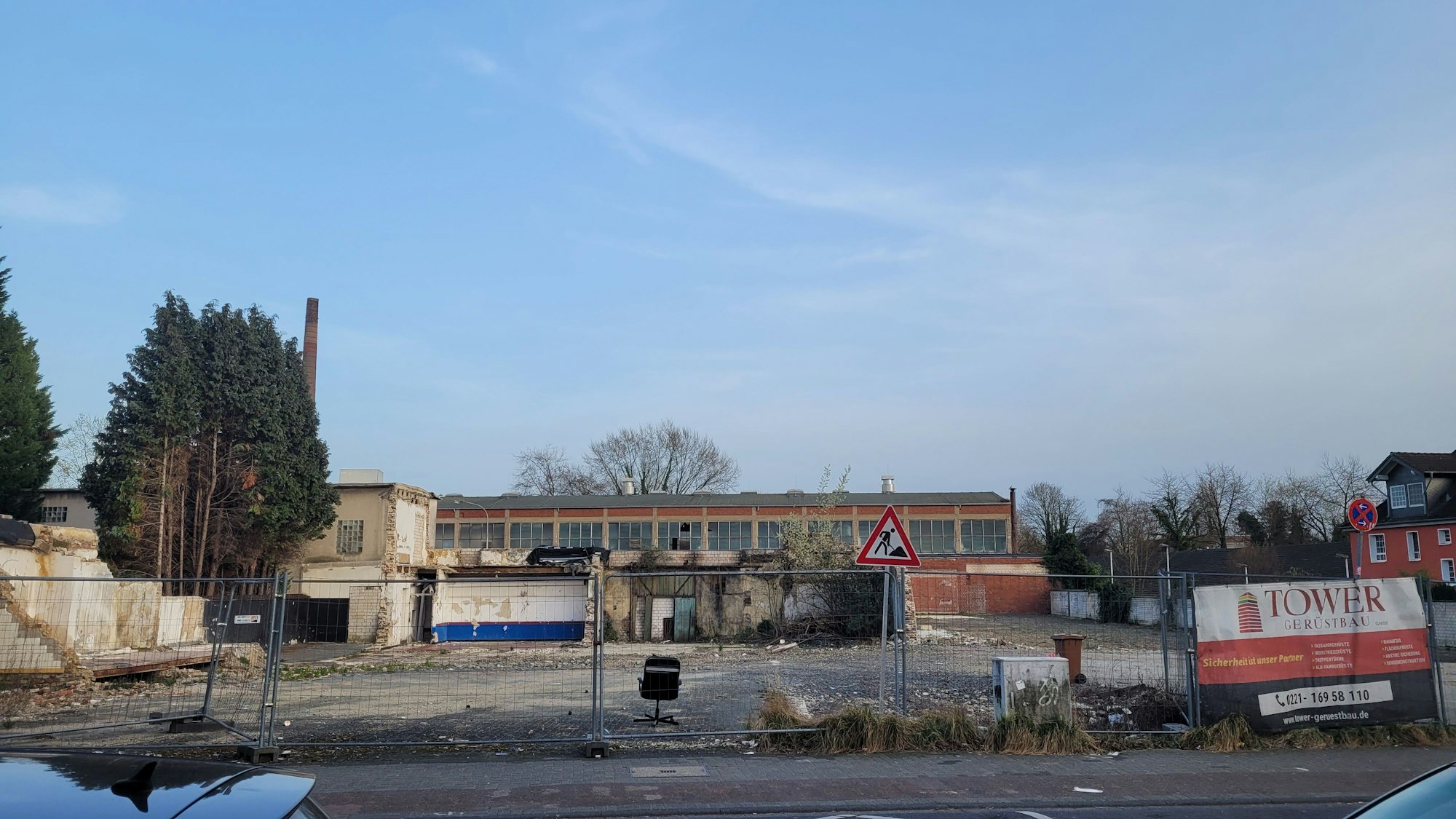 Man sieht das Baugrundstück, abgesperrt mit Zäunen.