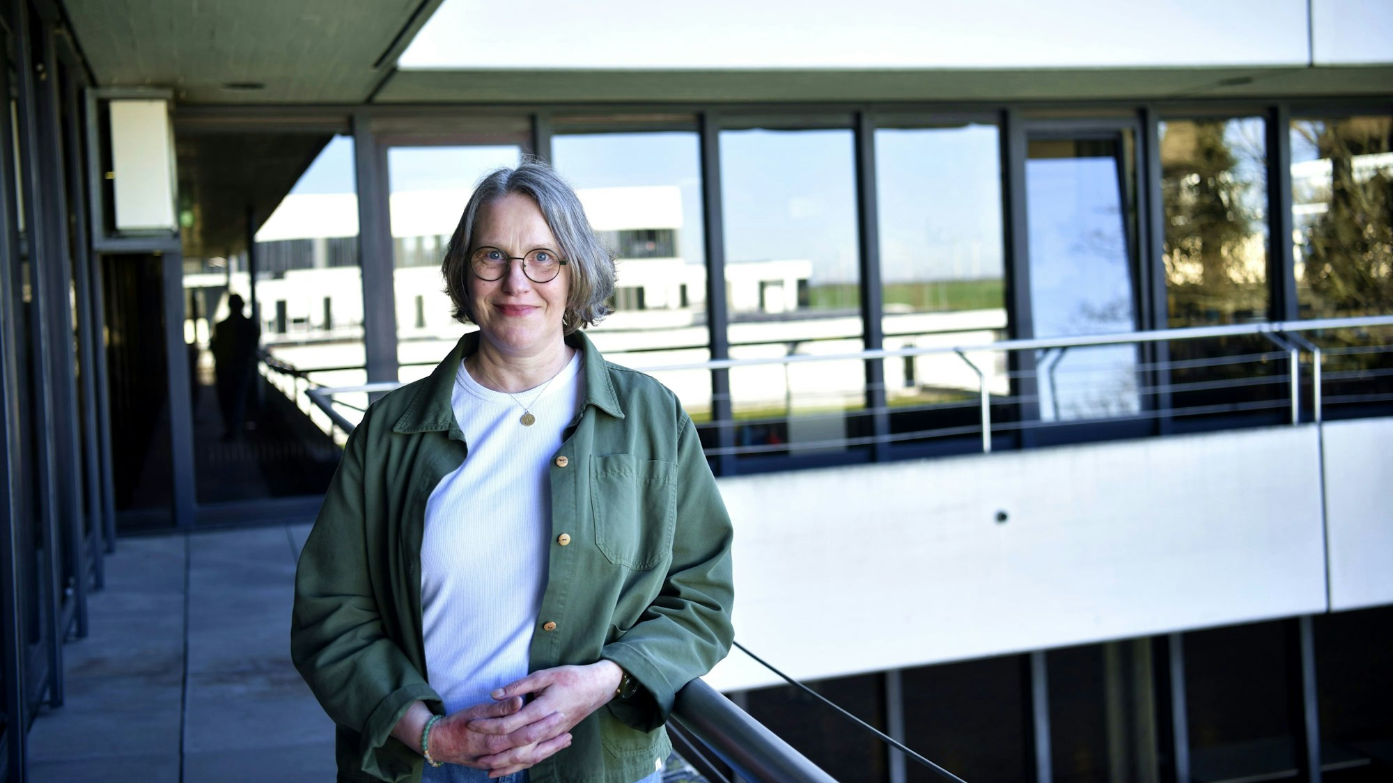 Die Gleichstellungsbeauftragte Astrid Günther steht an ein Geländer gelehnt auf einem Balkon des Kreishauses.