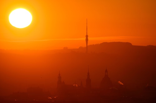 06.03.2026, Sachsen, Dresden: Blick am Morgen während des Sonnenaufgangs auf die Altstadt mit der Hofkirche (l-r), der Kuppel der Kunstakademie mit dem Engel „Fama“, dem Georgentor, dem Hausmannsturm und der Frauenkirche, im Hintergrund ist der Fernsehturm im Schönfelder Hochland zu sehen.