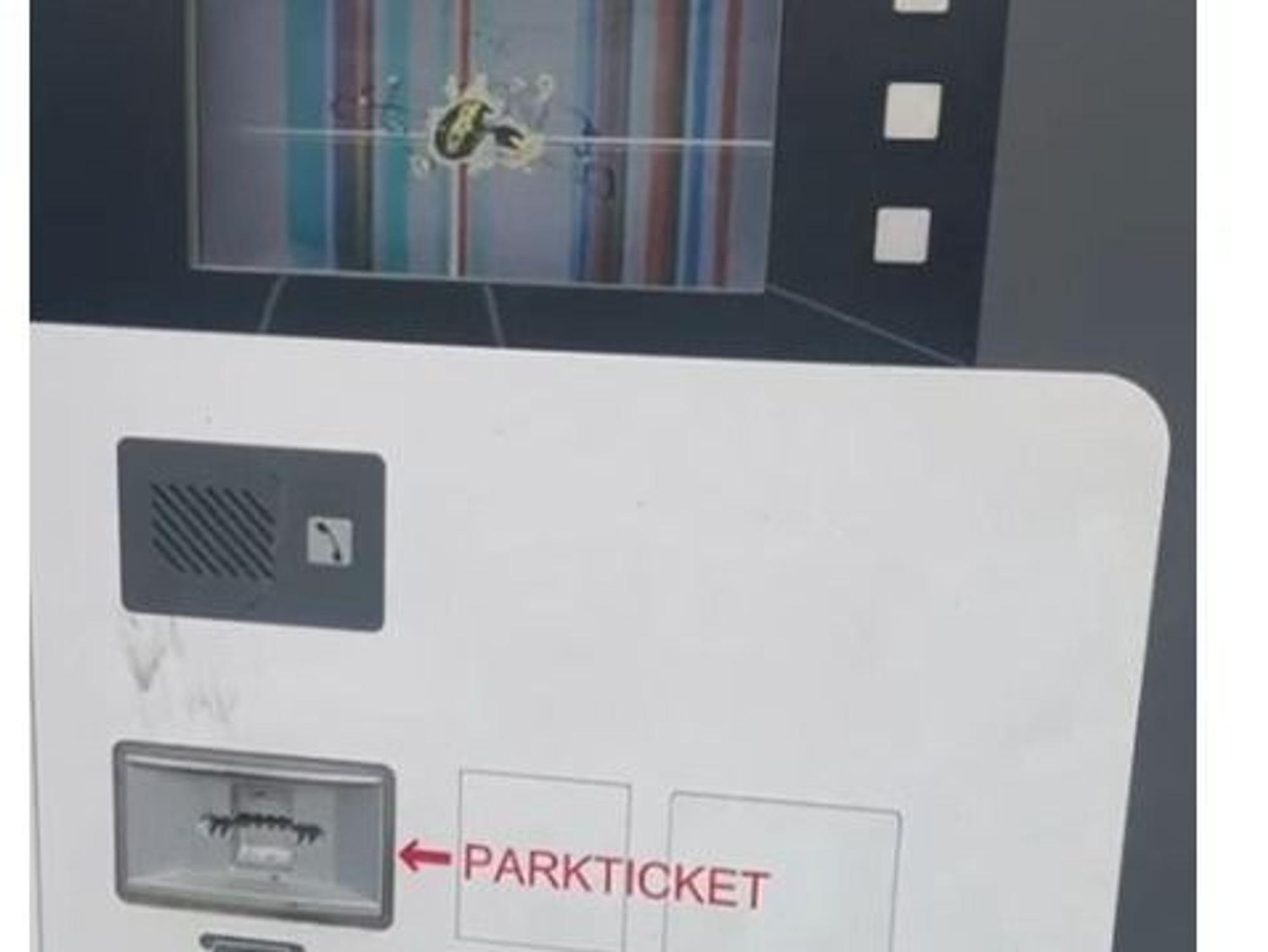 Das Display eines Parkautomats ist gesprungen und kaputt.