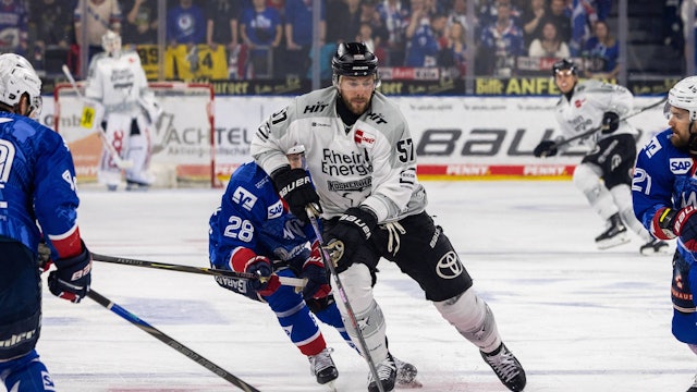 DEL, Deutsche Eishockey Liga Saison 2025/26, 49. Spieltag: Adler Mannheim gegen Kölner Haie***Am Puck: Brady Austin 57, Köln Copyright: xUdoxHerrmannx