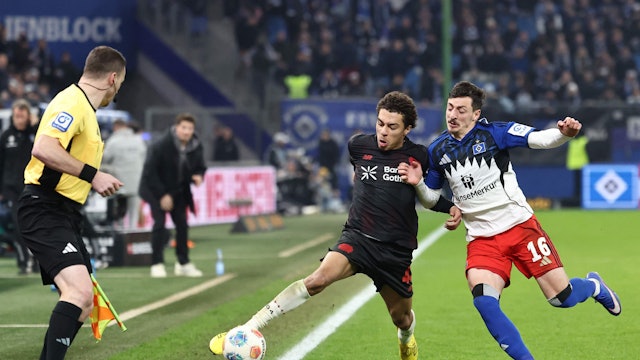 Bayer Leverkusens Montrell Culbreath (l.) im Duell mit Hamburg Giorgi Gocholeishvili.