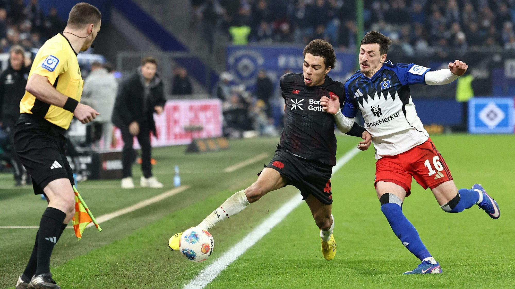 Bayer Leverkusens Montrell Culbreath (l.) im Duell mit Hamburg Giorgi Gocholeishvili.