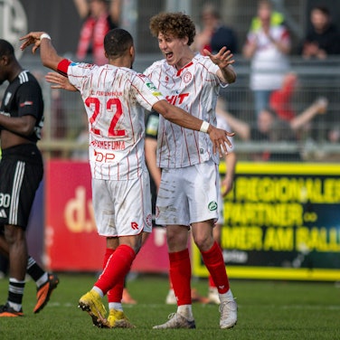Fussball, Saison 2025/2026, Regionalliga West, 07.03.2026, 25. Spieltag, Herren, 1.FC Bocholt schwarz vs. Fortuna Koeln weiss /// v.l.: Jesaja Herrmann 1.FC Bocholt, Robin Afamefuna Fortuna Koeln, Seymour Fuenger Fortuna Koeln, Bocholt Stadion am Huenting Nordrhein-Westfalen Deutschland *** Soccer, Season 2025 2026, Regionalliga West, 07 03 2026, 25 Matchday, Men, 1 FC Bocholt black vs Fortuna Koeln white v l Jesaja Herrmann 1 FC Bocholt , Robin Afamefuna Fortuna Koeln , Seymour Fuenger Fortuna Koeln , Bocholt Stadion am Huenting Nordrhein Westfalen Germany 260307_fb_1fc-bocholt_fortuna-koeln_50139