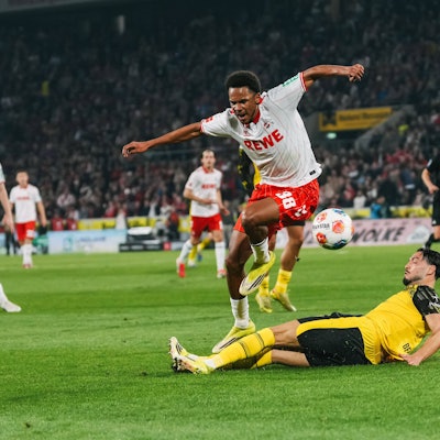 Ein ordentliches, aber unglückliches Startelfdebüt feierte Youssoupha Niang (hier gegen Ramy Bensebaini) für den 1. FC Köln.