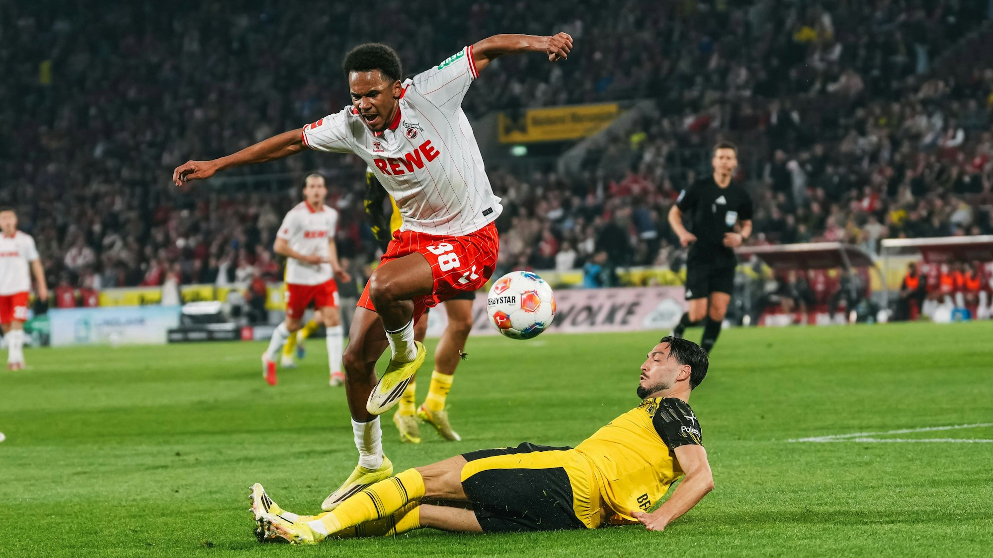 Ein ordentliches, aber unglückliches Startelfdebüt feierte Youssoupha Niang (hier gegen Ramy Bensebaini) für den 1. FC Köln.