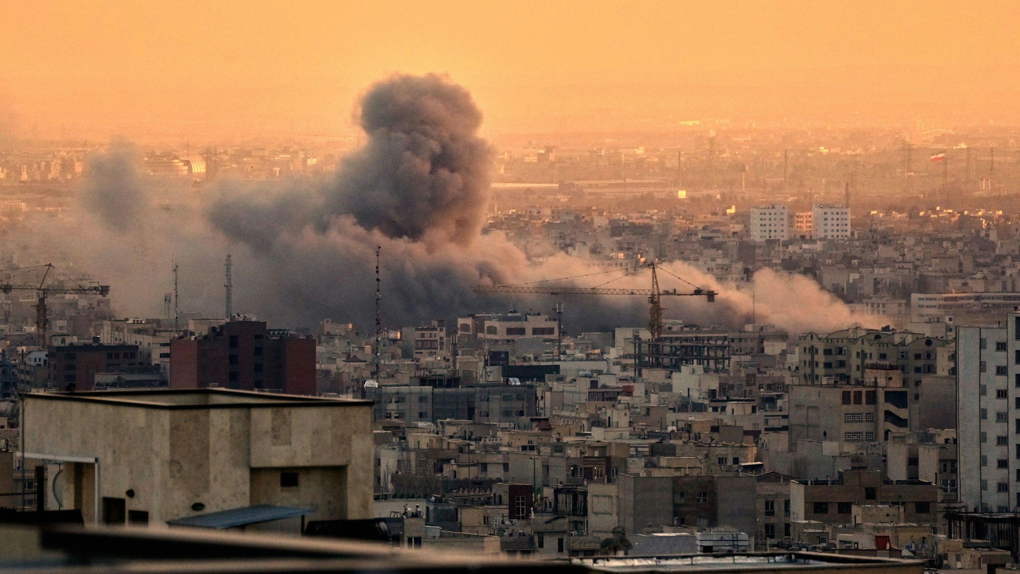 Eine Rauchwolke steigt nach einem amerikanisch-israelischen Militärschlag über Teheran auf. (Archivbild)