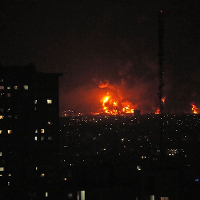 Flammen steigen aus einem Öllager südlich der Hauptstadt auf, als die Stadt während der amerikanisch-israelischen Militärkampagne getroffen wird.