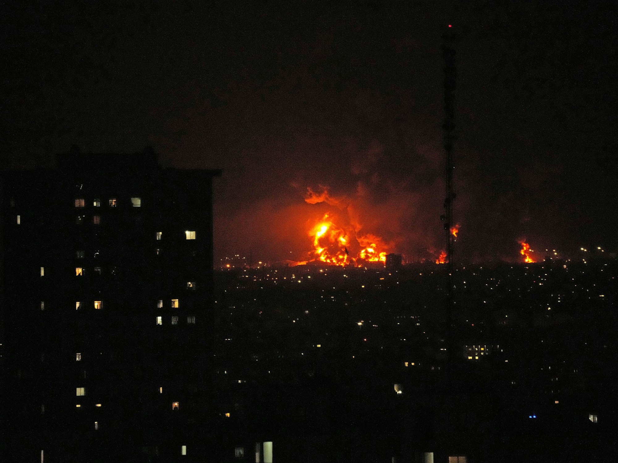 Flammen steigen aus einem Öllager südlich der Hauptstadt auf, als die Stadt während der amerikanisch-israelischen Militärkampagne getroffen wird.