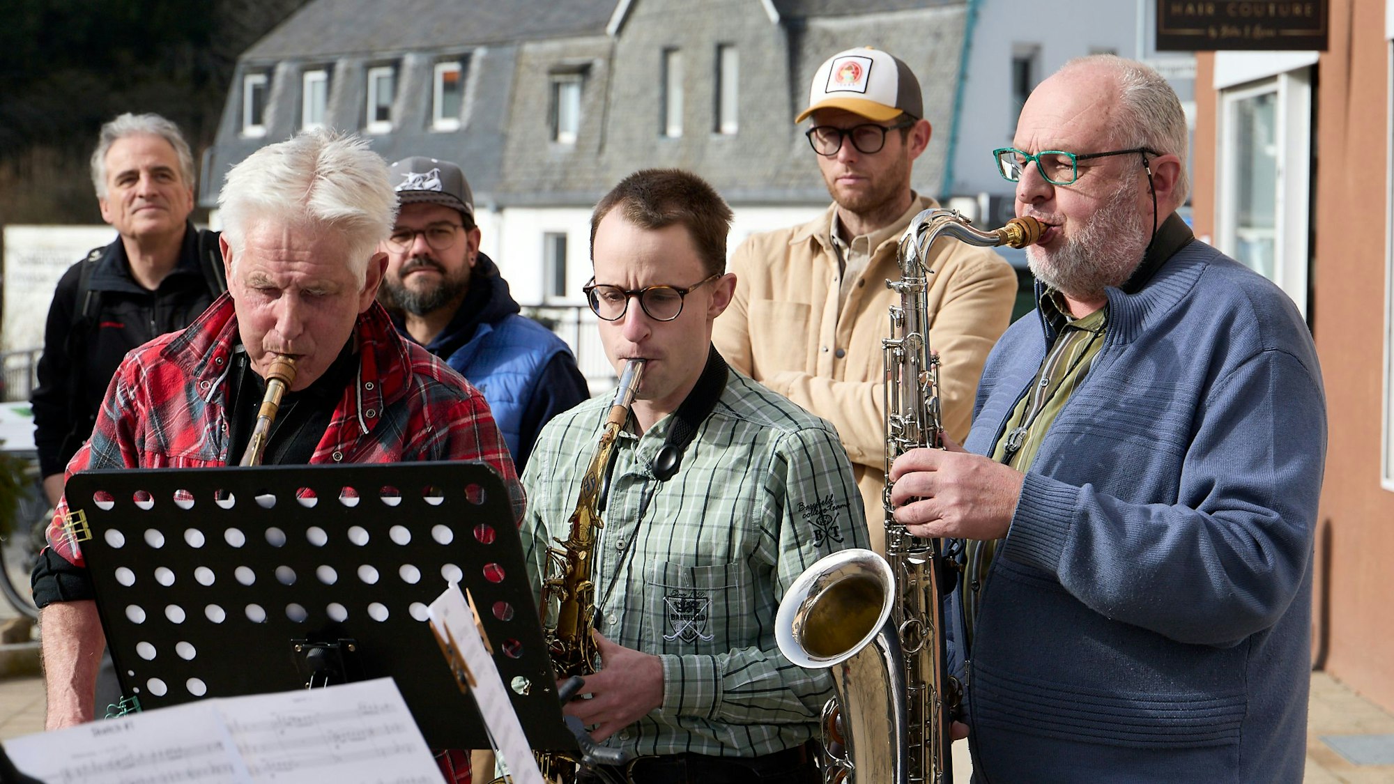 Die Saxofonisten spielen ihre Instrumente.