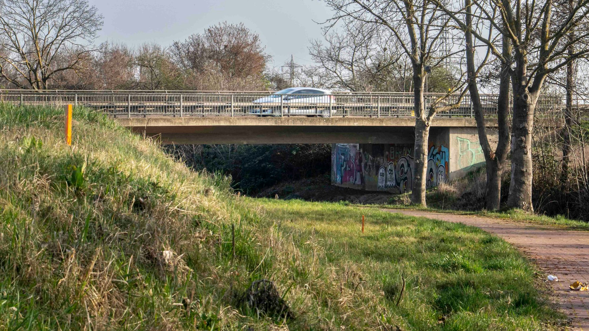 Das Bild zeigt die Brücke über die Erft an der K24 bei Roitzheim.