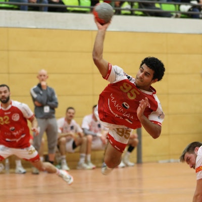 Salih Simsek liegt beim Wurf in der Luft.