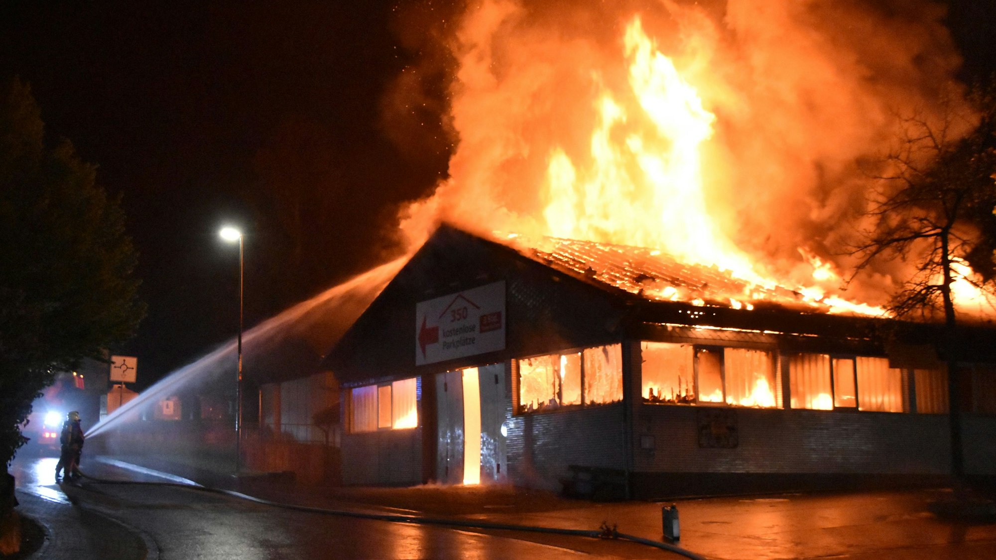 In der Nacht zum 25. April 2022 störte in Waldbröl ein Feuer die 1982 errichtete Markthalle. Deren Ruine soll nun verschwinden.