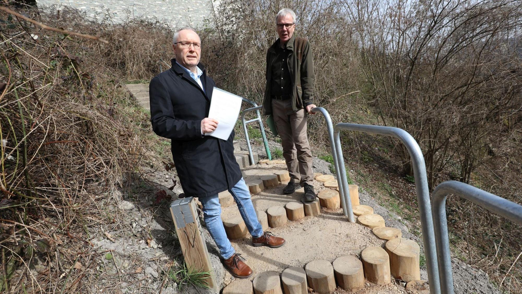 Michael Bungarz (l.) und Stephan Schütte an einem der beiden Treppenabschnitten, die unterhalb des Drachenfels instandgesetzt worden sind.