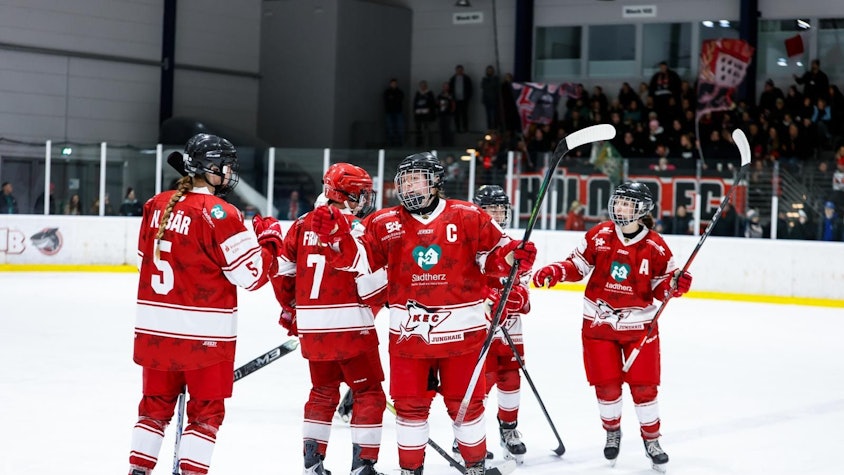 Das Frauen-Team der KEC mit Kapitänin Christina Schwamborn (Mitte) im Spiel gegen die Erzrivalinnen der Düsseldorfer EG im Januar 2026.
