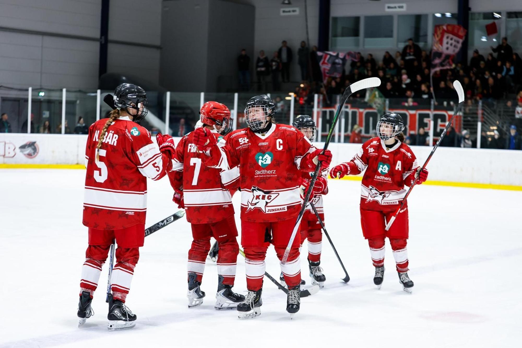 Das Frauen-Team der KEC mit Kapitänin Christina Schwamborn (Mitte) im Spiel gegen die Erzrivalinnen der Düsseldorfer EG im Januar 2026.
